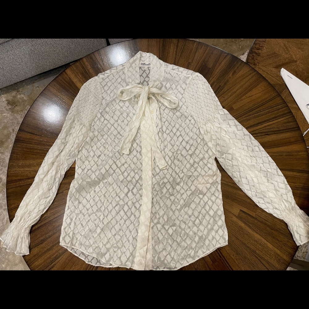 Diane Von Furstenberg blouse excellent condition